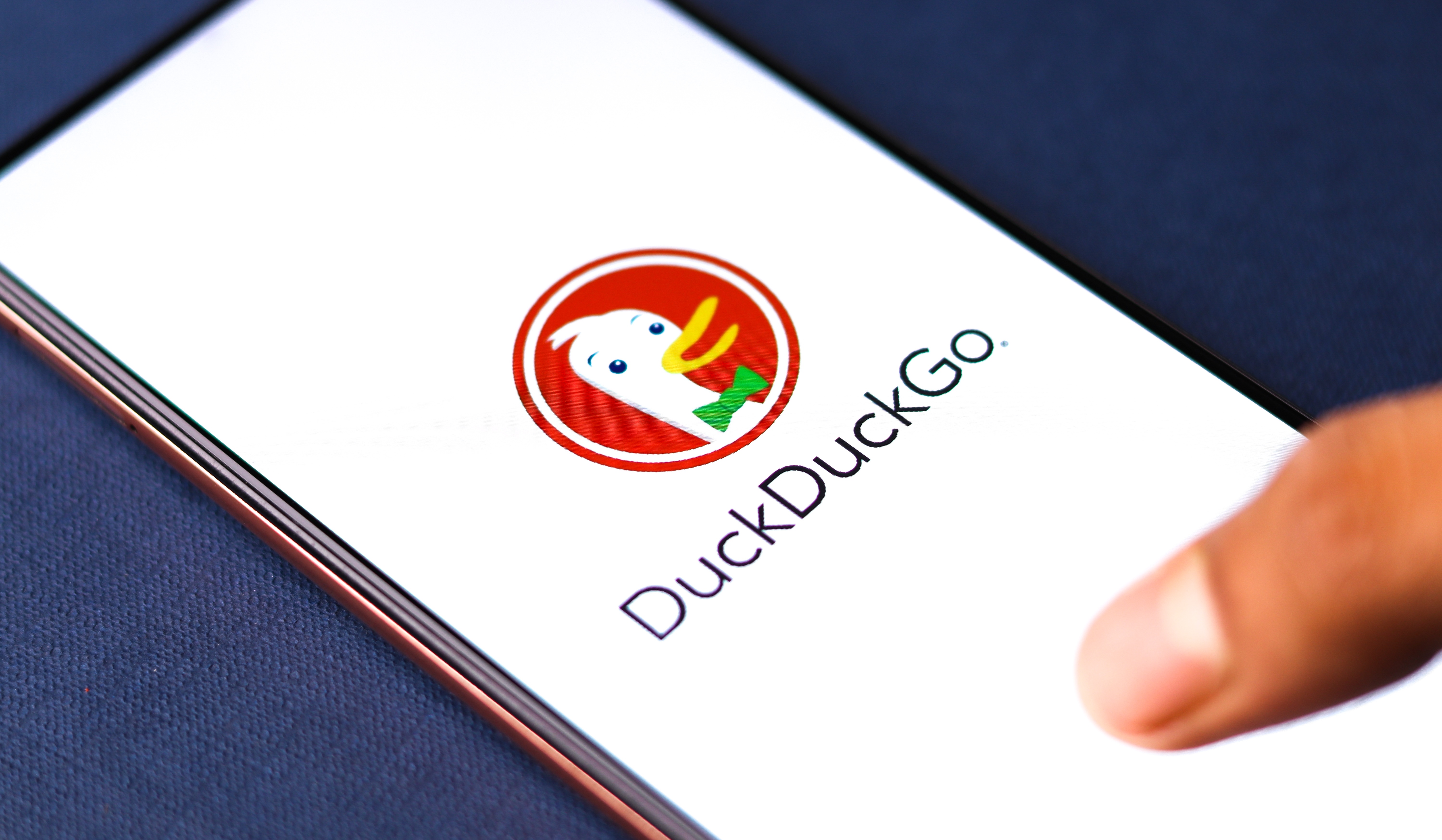 Logo DuckDuckGo trên điện thoại