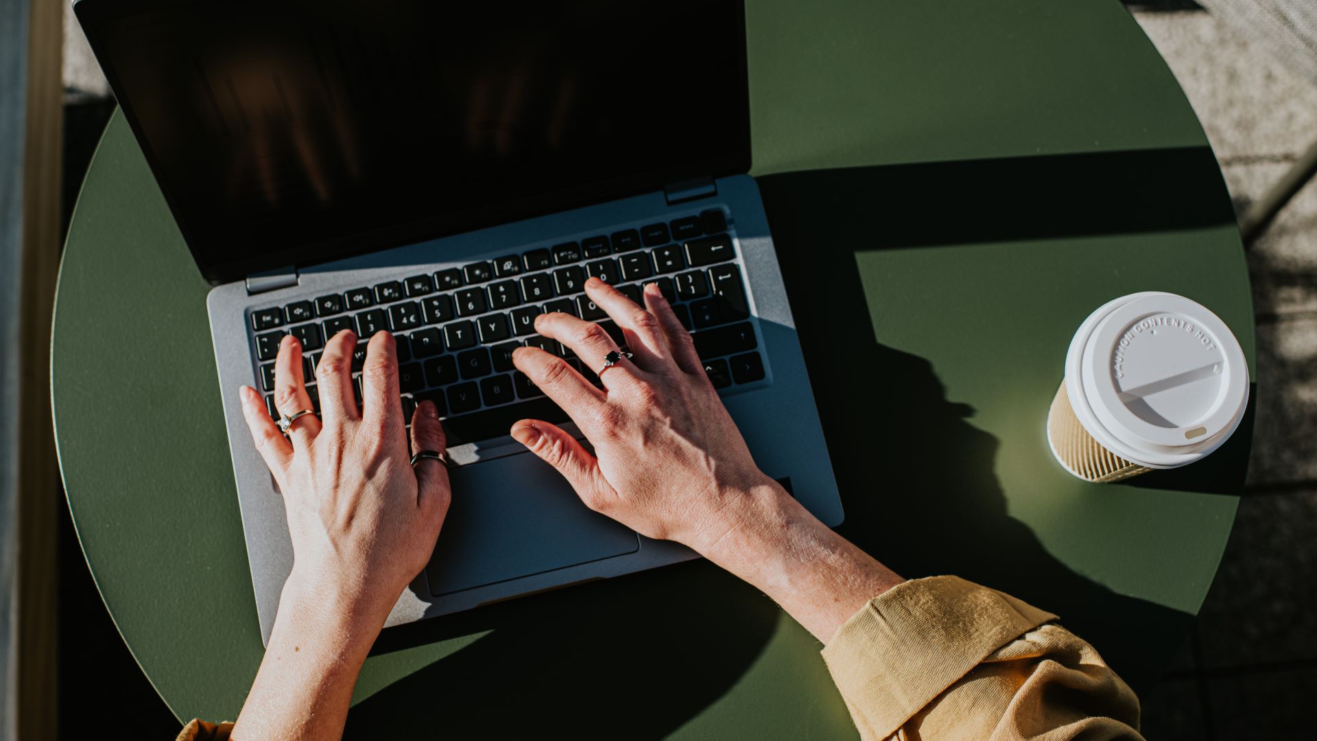Cặp tay của một người đang gõ trên bàn phím laptop