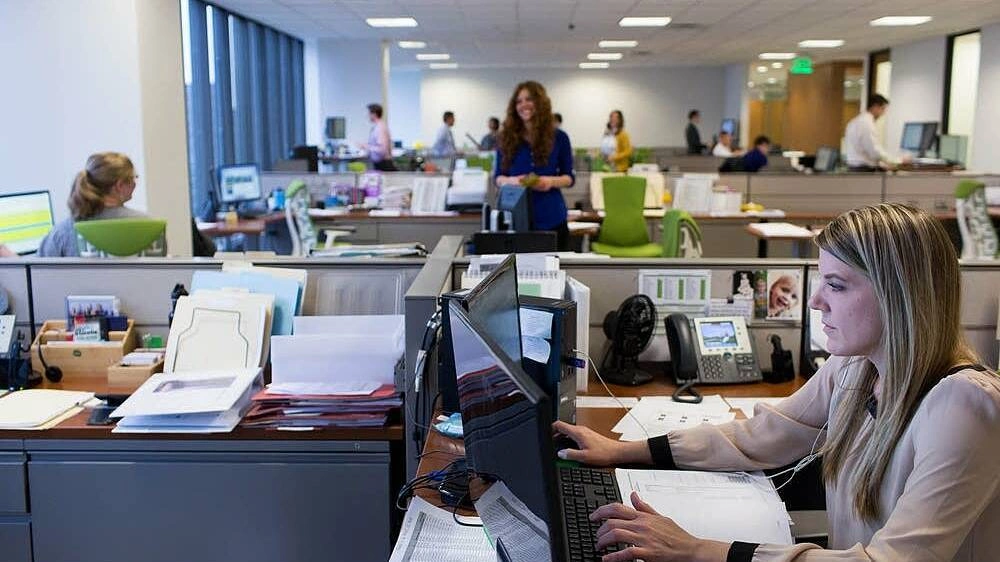 Nhân viên văn phòng mệt mỏi với AI